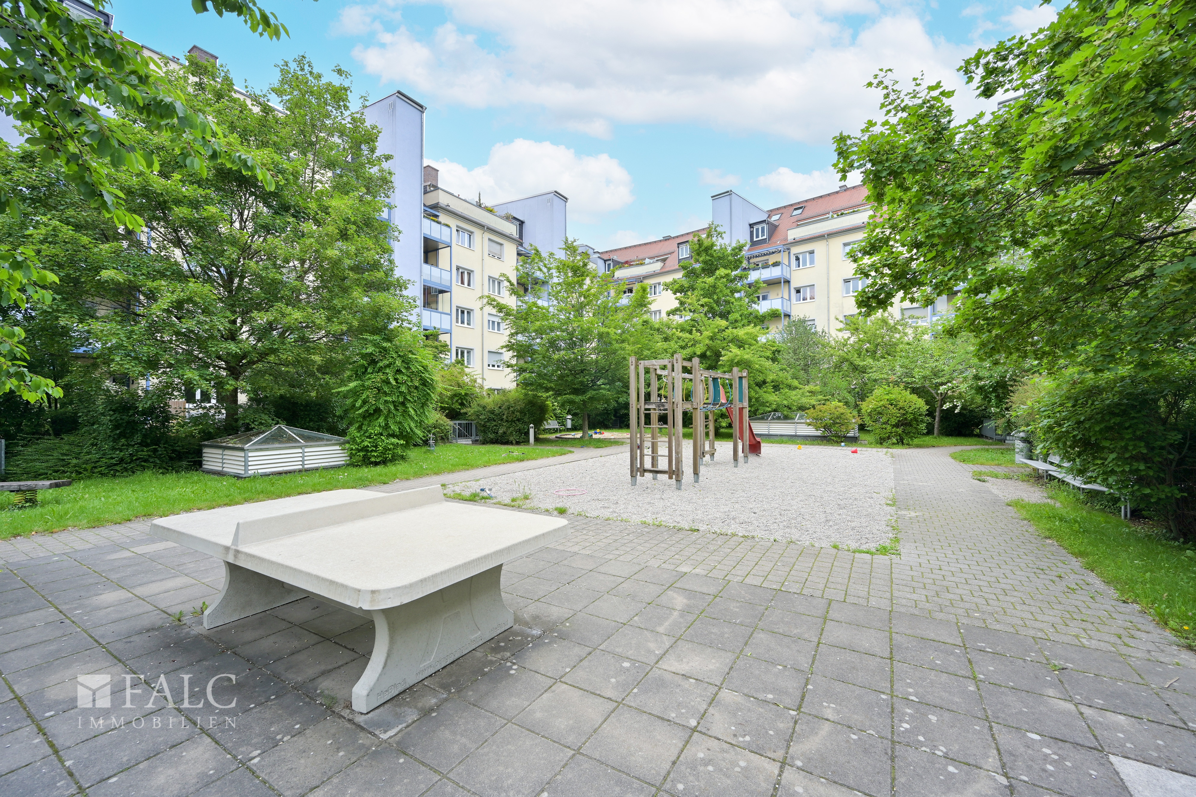 Innenhof mit Spielplatz